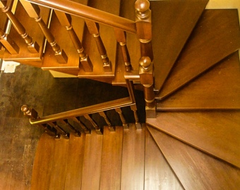 Поворотные деревянные лестницы
