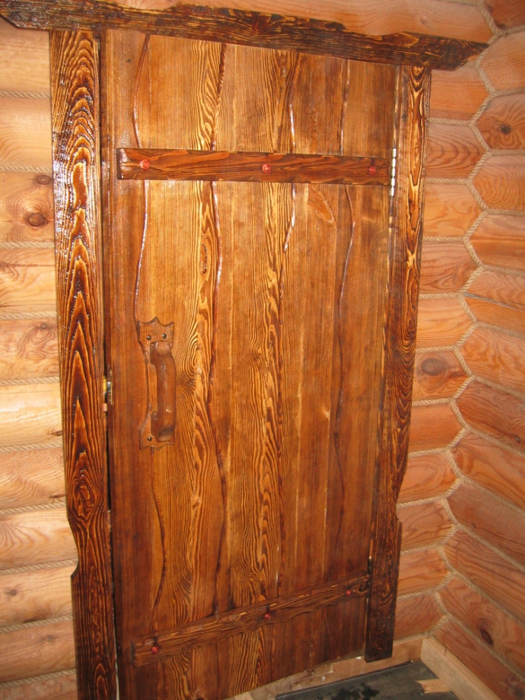 Двери под старину из массива дерева